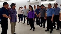 Bộ trưởng Bộ Y tế Nguyễn Thị Kim Tiến đi thị sát ở Bệnh viện Hữu nghị Việt Đức cơ sở 2 (Ảnh: Thái Bình)