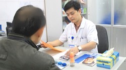 Bác sĩ của Bệnh viện thăm khám cho bệnh nhân