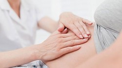 Thai phụ nên đi khám định kỳ để phòng ngừa những rủi ro có thể xảy đến.