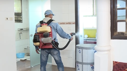 Nhân viên y tế phun thuốc diệt muỗi tại các hộ gia đình trên địa bàn Hà Nội.