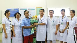 Ông Siêng Bun Thăn tặng hoa cho các bác sĩ của Bệnh viện Phổi Trung ương.