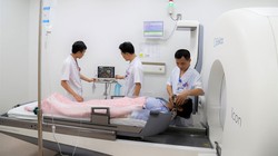 Một người bệnh có khối u não được điều trị bằng máy xạ phẫu Gamma Knife mới.