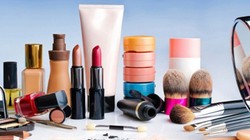 Sử dụng mỹ phẩm trôi nổi, không rõ nguồn gốc sẽ khiến chị em gặp tổn hại về sức khỏe.