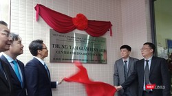 Phó Thủ tướng Chính phủ Vũ Đức Đam cùng ông Phan Xuân Dũng - Chủ nhiệm Ủy ban Khoa học công nghệ và môi trường của Quốc hội và đại diện các bộ, ngành khai trương Trung tâm Giám định ADN.