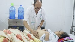 Bác sĩ khám cho bệnh nhân viêm gan.