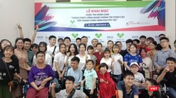 Các thí sinh chụp ảnh cùng với ban tổ chức cuộc thi.