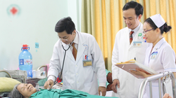 Khám bệnh cho bệnh nhân có thẻ bảo hiểm y tế