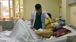 Bác sĩ của Bệnh viện chăm sóc cho bệnh nhân tai nạn sau mổ (Ảnh: BVCC)