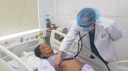 Bác sĩ khám cho bệnh nhân chạy thận sau sự cố ngày 30/7
