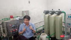 TS. Lê Thanh Hải tại căn phòng thực nghiệm khoa học về hệ thống lọc nước RO của Bệnh viện đa khoa tỉnh Hòa Bình.