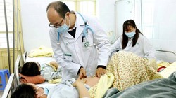 Bác sĩ của Bệnh viện Bạch Mai khám cho bệnh nhân (Ảnh minh họa)