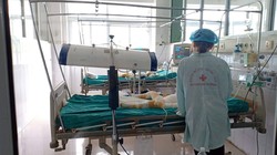 Các bé được người nhà chăm sóc tại Viện Bỏng Quốc gia.