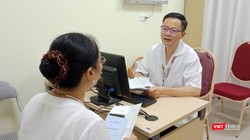 PGS.TS. Đỗ Trường Thành - Trưởng khoa Phẫu thuật tiết niệu, Bệnh viện Hữu nghị Việt Đức khám cho bệnh nhân.