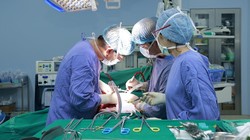 Ca phẫu thuật diễn ra trong 5 giờ đồng hồ, loại bỏ khối u kích thước "khủng" cho bệnh nhân.