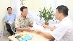 Bác sĩ khám miễn phí cho bệnh nhân (Ảnh minh họa)