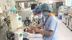 Bác sĩ Bệnh viện Nhi Trung ương điều trị tích cực cho trẻ nhỏ (Ảnh minh họa)