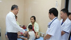 Một em bé mầm non được điều trị tại Trung tâm Y tế huyện Cẩm Khê (Ảnh: VTV)