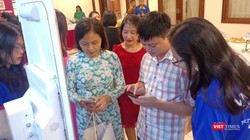 Các chuyên gia y tế trải nghiệm phương thức thanh toán viện phí, hóa đơn dịch vụ không dùng tiền mặt bên lề hội nghị do Bộ Y tế tổ chức sáng 20/9.