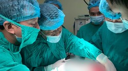 Các bác sĩ phẫu thuật loại bỏ khối u to cho bà V.