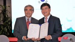 Chủ tịch VDCA Nguyễn Minh Hồng và Chủ tịch KOSA Lee Hong Goo ký kết hợp tác.