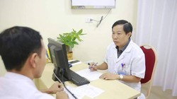 Bác sĩ Nguyễn Quang - Giám đốc Trung tâm Nam học, Bệnh viện Hữu nghị Việt Đức khám cho bệnh nhân mắc xoắn tinh hoàn.