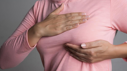 Chị em nên tự khám vú để kịp thời nhận ra các dấu hiệu bất thường của cơ thể.