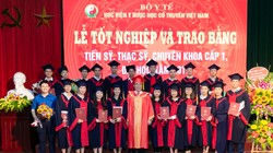 Giám đốc Học viện chụp ảnh lưu niệm cùng học viên tốt nghiệp sau đại học năm 2019.