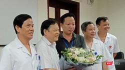 Nhóm bác sĩ của Bệnh viện Phụ sản Trung ương chụp ảnh lưu niệm cùng người nhà sản phụ sau khi mổ.