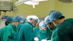 Các bác sĩ phẫu thuật cho chị C.