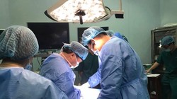 Bác sĩ phẫu thuật cho bé 3 tuổi mắc ung thư di căn