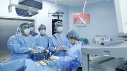 Các bác sĩ của Bệnh viện TWQĐ 108 phẫu thuật nội soi chữa ung thư thực quản cho bệnh nhân M.