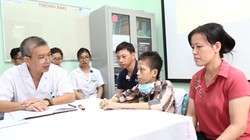 PGS.TS Nguyễn Hữu Ước chúc mừng bệnh nhân Nguyễn Văn Đức được xuất viện.