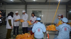 Lực lượng chức năng Hà Nội kiểm tra an toàn thực phẩm tại huyện Hoài Đức.