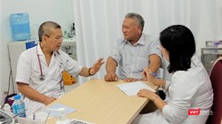 PGS.TS. Nguyễn Hữu Ước tư vấn cho người dân tới khám về bệnh lý mạch vành và các phương pháp điều trị.