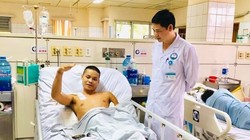 Nam bệnh hồi phục thần kỳ sau 2 tuần nguy kịch nhờ sự chăm sóc của các bác sĩ Bệnh viện đa khoa tỉnh Hòa Bình