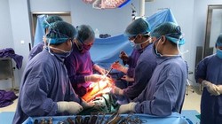 Kíp bác sĩ của Bệnh viện Trung ương quân đội 108 phẫu thuật cho cụ L.
