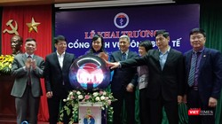 Các lãnh đạo của Bộ Y tế cùng lãnh đạo một số vụ, cục thực hiện lễ bấm nút khai trương Cổng dịch vụ công Bộ Y tế.