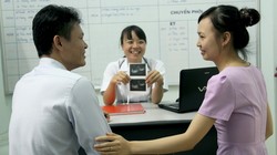 Sau một quá trình điều trị vô sinh rất vất vả, đôi vợ chồng nở nụ cười hạnh phúc khi biết mình đã có con.