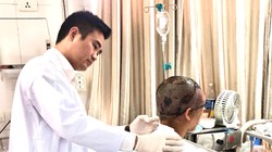 Bác sĩ khám cho nữ bệnh nhân hai tuần sau khi phẫu thuật.