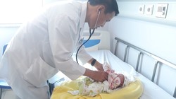 Bác sĩ Nguyễn Lý Thịnh Trường – Giám đốc Trung tâm Tim mạch trẻ em chăm sóc cho bé Palamy Imthapattha.