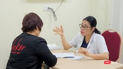 Bác sĩ Phạm Thị Thanh Huyền tư vấn cho người dân về bệnh lý đường ruột, táo bón.