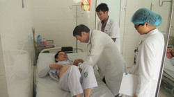 GS. TS Mai Trọng Khoa kiểm tra sức khỏe cho bệnh nhân ung thư được điều trị bằng cấy hạt phóng xạ (Ảnh: Thanh Hằng)