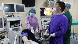 Nhóm bác sĩ của Bệnh viện E phẫu thuật nội soi cho cụ ông.