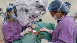 Nhóm bác sĩ sử dụng kỹ thuật vi phẫu để phục hồi gương mặt cho người đàn ông.
