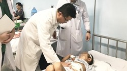 Các bác sĩ của Bệnh viện Nhi Trung ương khám cho bé C. sau khi phẫu thuật.