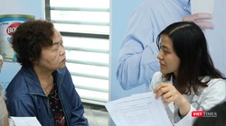 Bác sĩ tư vấn cho bệnh nhân mắc đái tháo đường tai Bệnh viện Hữu nghị ngày 30/11.