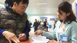 Một phụ huynh được nhân viên của Bệnh viện Nhi Trung ương hướng dẫn thủ tục thanh toán ra viện.