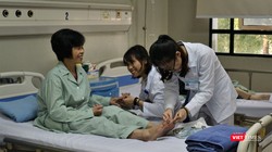 Nhóm điều dưỡng tại Bệnh viện cắt móng tay, móng chân cho bệnh nhân.