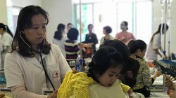 Bác sĩ khám cho trẻ mắc cúm mùa
