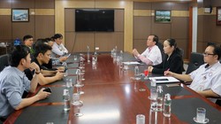 Ban lãnh đạo Bệnh viện trao đổi với gia đình chị N. (Ảnh: Báo Quảng Bình)